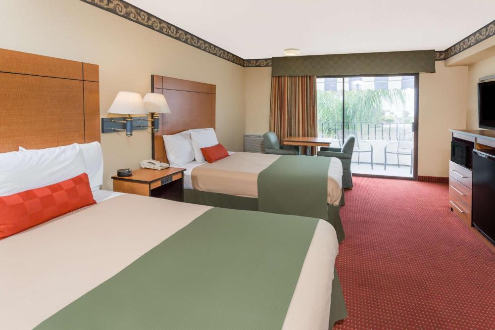Queen Room with Two Queen Beds - Non-Smoking interior