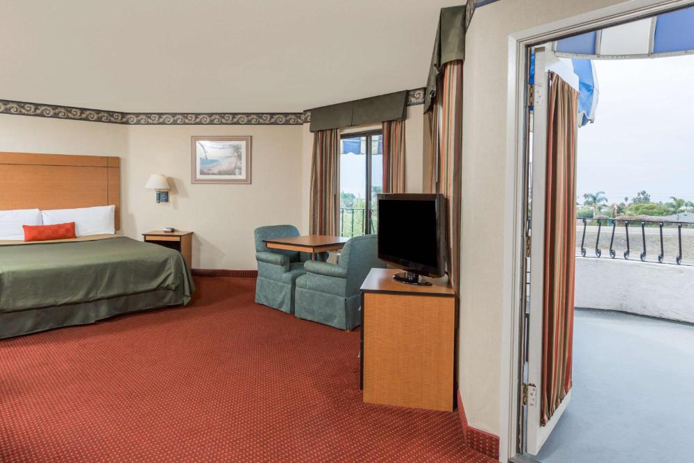 King Suite with Ocean View - Non-Smoking interior