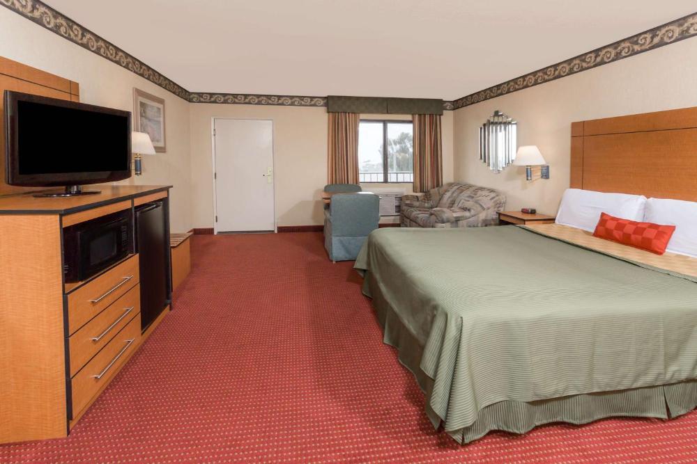 King Room - Non-Smoking interior