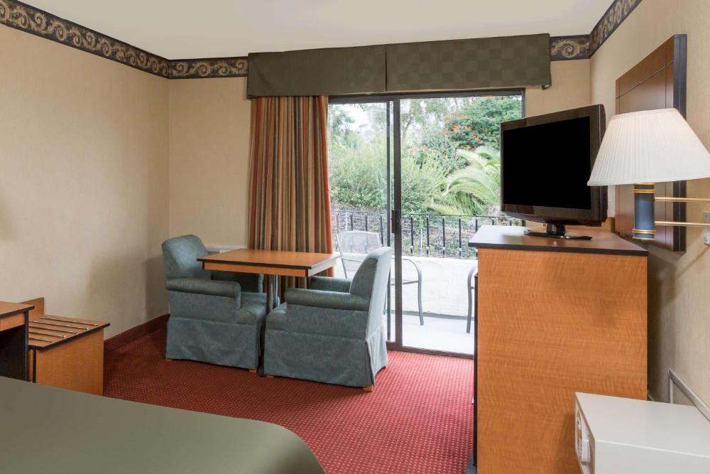 Queen Room - Disability Access - Non-Smoking interior